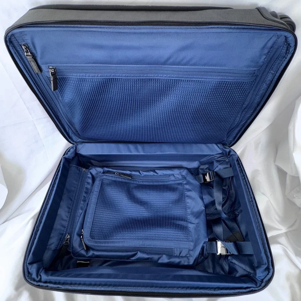 Tumi International 21